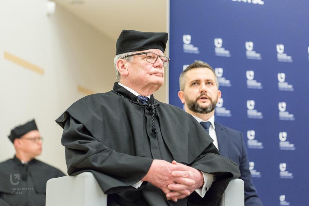 58 Joachim Gauck Również 24 maja ubiegłego roku, lecz kilka godzin później, w siedzibie Wydziału Filologicznego Uniwersytetu Łódzkiego, godność doktora honorowego UŁ otrzymał były prezydent Republiki