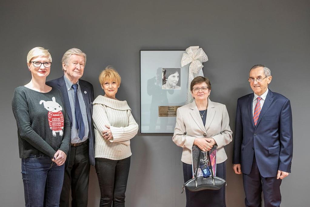 98 Uroczystość nadania imienia nowej auli; od lewej: dr Katarzyna de Lazari- Radek, prof. Andrzej de Lazari i jego żona Elżbieta oraz Anna i Piotr Skotniccy Fot.