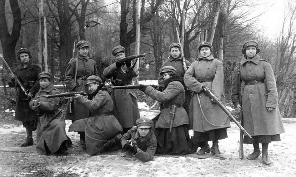 Dziewczęta stojące na warcie musiały znosić docinki i szykany ludzi postronnych, cywilnych oraz wojskowych, dla których kobieta-żołnierz jest rzeczą nową i śmieszną.