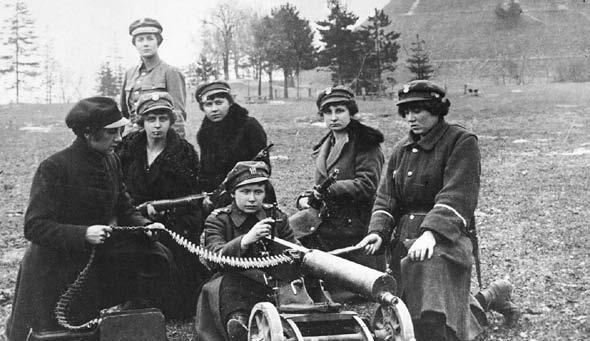 Jedną z głównych zasad OLK był zakaz wystawiania kobiet do służby z bronią w ręku poza wartą. Trudna sytuacja militarna kraju przekreśliła ten zakaz.