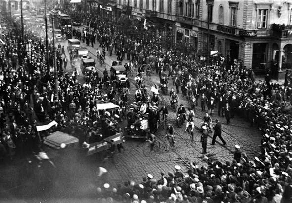 W listopadzie 1923 roku ukończył Szkołę Pilotów w Bydgoszczy, a następnie w 1924 Wyższą Szkołę Pilotów w Grudziądzu, po czym służył jako pilot w 18 Eskadrze Myśliwskiej 1 Pułku, w stopniu porucznika