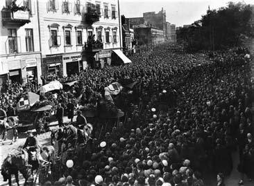11 września 1932, podróżując na zlot lotniczy do Pragi, Franciszek Żwirko wraz ze Stanisławem Wigurą, zginęli w katastrofie w lesie pod Cierlickiem koło Cieszyna, na Śląsku Cieszyńskim, na terenie