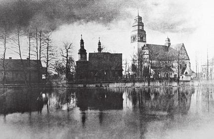16 Mirosław Dragon W latach 1911 1925 w Zębowicach stały obok siebie dwa kościoły: nowy murowany z 1911 r.