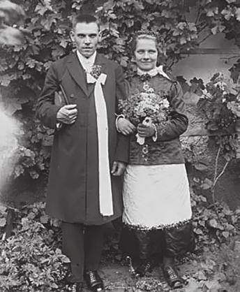 32 Elżbieta Oficjalska Młoda para, lata 30. XX w. widoczna, nie rezygnowano z ozdabiania jej haftowanymi inicjałami czy fabryczną pasmanterią z białym haftem angielskim.