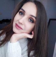 .. Quinoa zawiera komplet aminokwasów egzogennych oraz nie zawiera glutenu. W Polsce spotkać można powszechnie występującą krewną komosy ryżowej - komosę białą.