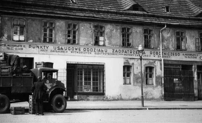Oddział zaopatrzenia robotniczego przy ZEM-ie (lata 1952-1955) - zbiory Muzeum Dawnego Kupiectwa w Świdnicy W 1975 r. w zakładzie powołano Wydział Konstrukcji i Budowy Urządzeń Specjalnych.