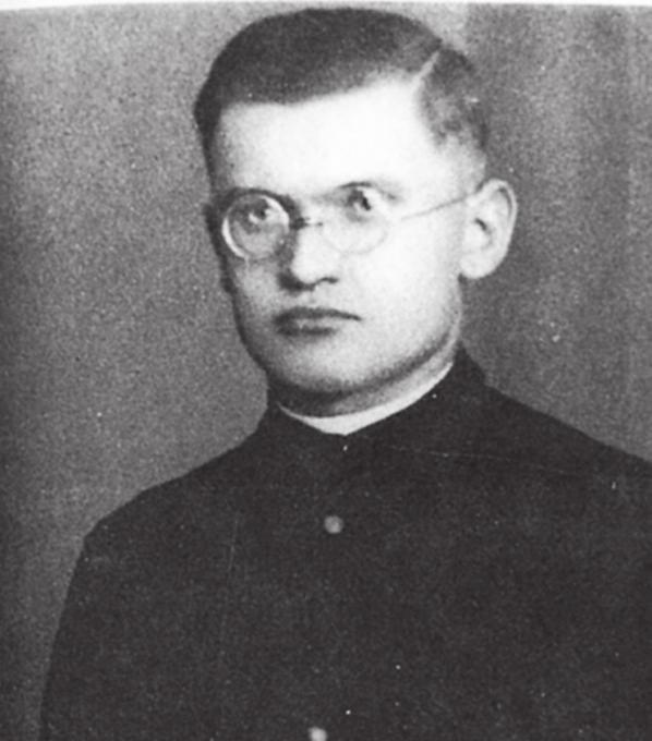 Pierwszą jego placówką był Kodeń nad Bugiem, gdzie był wikariuszem i ekonomem. Od 1936 r. pracował jako ekonom w Markowicach. Rada Prowincjalna oblatów, obradująca w dniach od 3 do 5 lipca 1939 r.