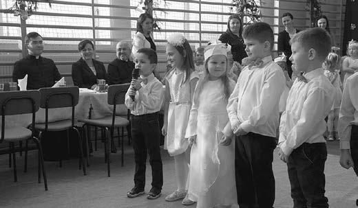 Po występach, dyrektor szkoły Wioletta Czemarnik złożyła dzieciom, nauczycielom oraz wszystkim pracownikom