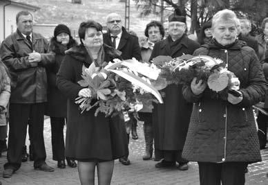 Po mszy uczestnicy uroczystości złożyli wiązanki kwiatów przy tablicy pamiątkowej znajdującej się na ścianie kościoła, upamiętniającej mieszkańców Nawsia wywiezionych na Sybir.