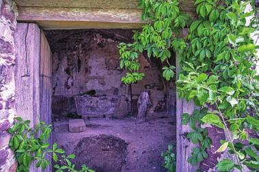 Dziś trudno zgadnąć, że imponujące ruiny wystawionego w roku 1615 Ruiny mauzoleum Ponińskich na koszt rodziny Lisieckich kościoła w stylu późnego renesansu z elementami gotyki to nie tylko dom Boży,
