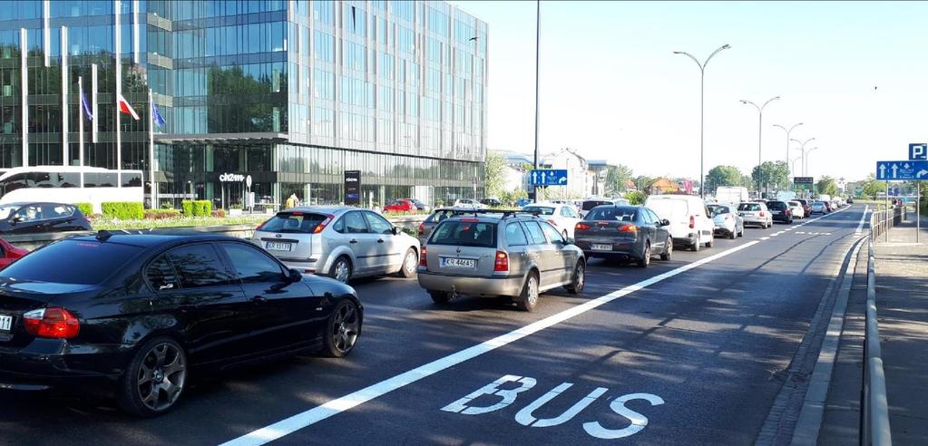 Dlaczego wybieramy samochód? W badaniu KBR 82% mieszkańców Krakowa odpowiedziało, że powodem wyboru samochodu jest wygoda.