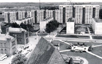 Widok z wieży kolegiaty na budowę