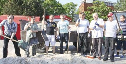 Radni i działacze opozycyjni sprzątają łachę piasku