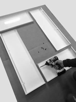 5.5 MONTAŻ RAMY GRACE 3 METAL Zdjąć drzwi (patrz odpowiedni rozdział).