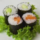 Ryż do ryby Ryż przeznaczony do dań rybnych i do sushi Składniki 250 g ryżu Arborio 250 g czarnego ryżu Venus 1,1 l bulionu rybnego 2 płaskie łyżki mielonego siemienia lnianego sól i pieprz do smaku