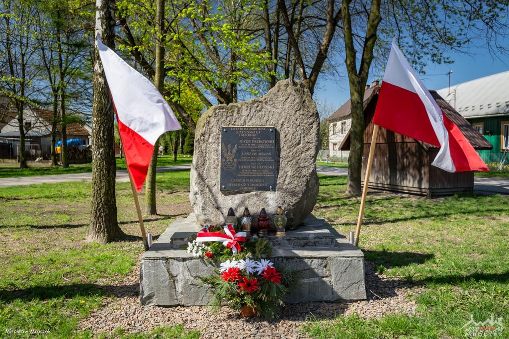 POMNIK Powstał w celu uczczenia trzech osób związanych z naszą wsią: por. Józefa Pałkowskiego, ppor. Leszka Wojasa i ppor.