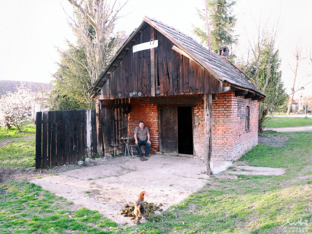 KUŹNIA Znajduje się w tym miejscu od lat 70 XIX w. Obecny budynek został wybudowany w okresie międzywojennym.