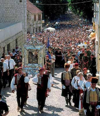 Miasto Sinj www.visitsinj.com Sinj jest centrum regionu Cetińskiego i perłą w skrzyni Zagory, gdzie życie na skalistym wzgórzu rozpoczęło się już w I wieku przed naszą Erą.