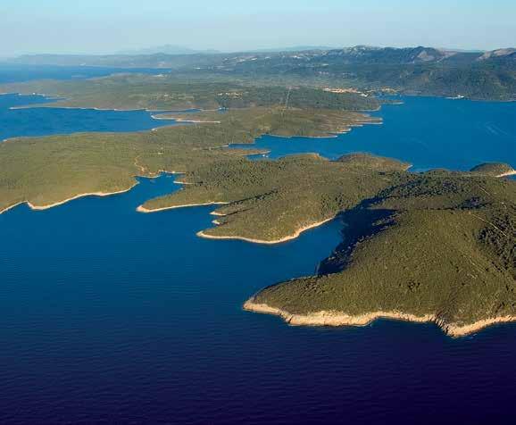 Hvar Słoneczna wyspa lawendy 48 Od samego początku cywilizacji, przez kulturę w antycznym Faros założonym w 384/383 roku przed naszą Erą, z pozostałościami kultury rzymskiej, średniowiecznymi