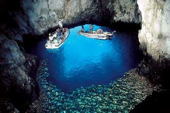 Jaskinie Błękitna jaskinia na wyspie Biševo to naturalny fenomen i ulubiony cel turystów. Powstała w wyniku działania morza w otoczeniu wapiennym i można się do niej dostać łodzią.