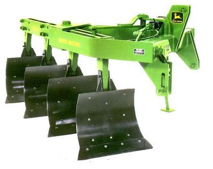 Rys. 2.3 Pług wahadłowy 4-skibowy zawieszany firmy John Deere. Źródło: www.deere.