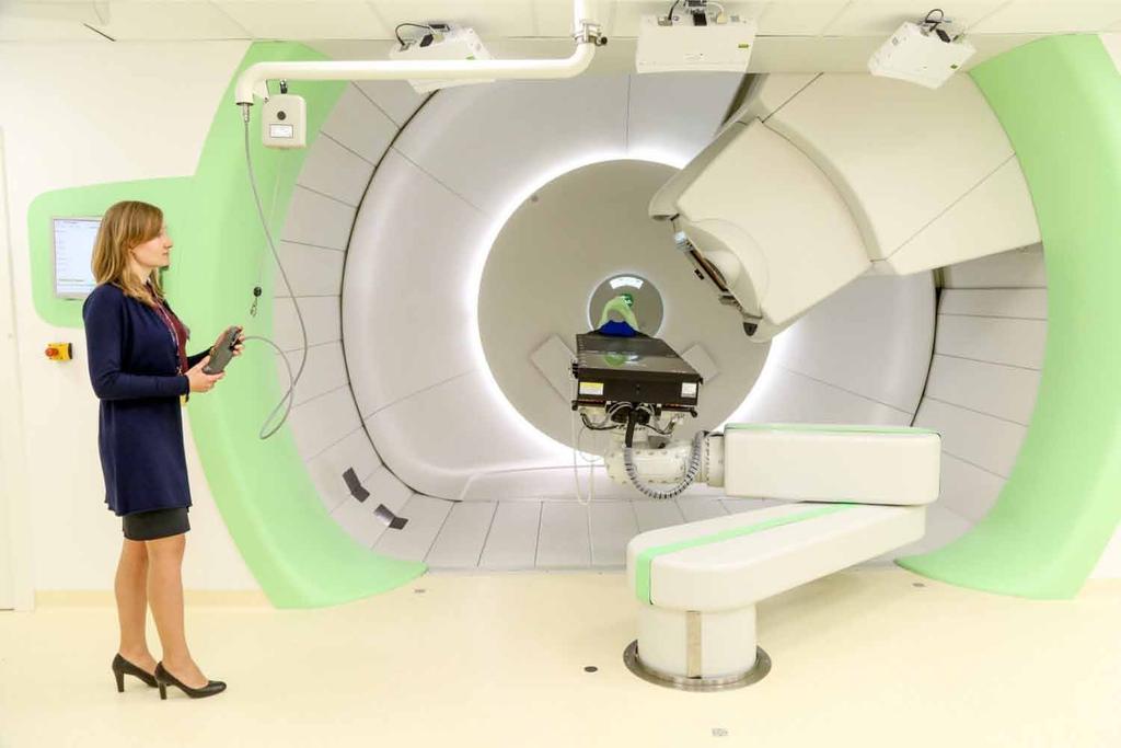 W przypadku Gamma Knife, głowa pacjenta jest unieruchomiona i przymocowana do ramy stereotaktycznej, dzięki czemu ruch pacjenta jest wyeliminowany niemal całkowicie, co gwarantuje dużą precyzję