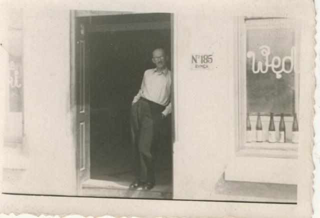 Strzeleckiego, z kinem i teatrem), oraz rozlewnię napojów.