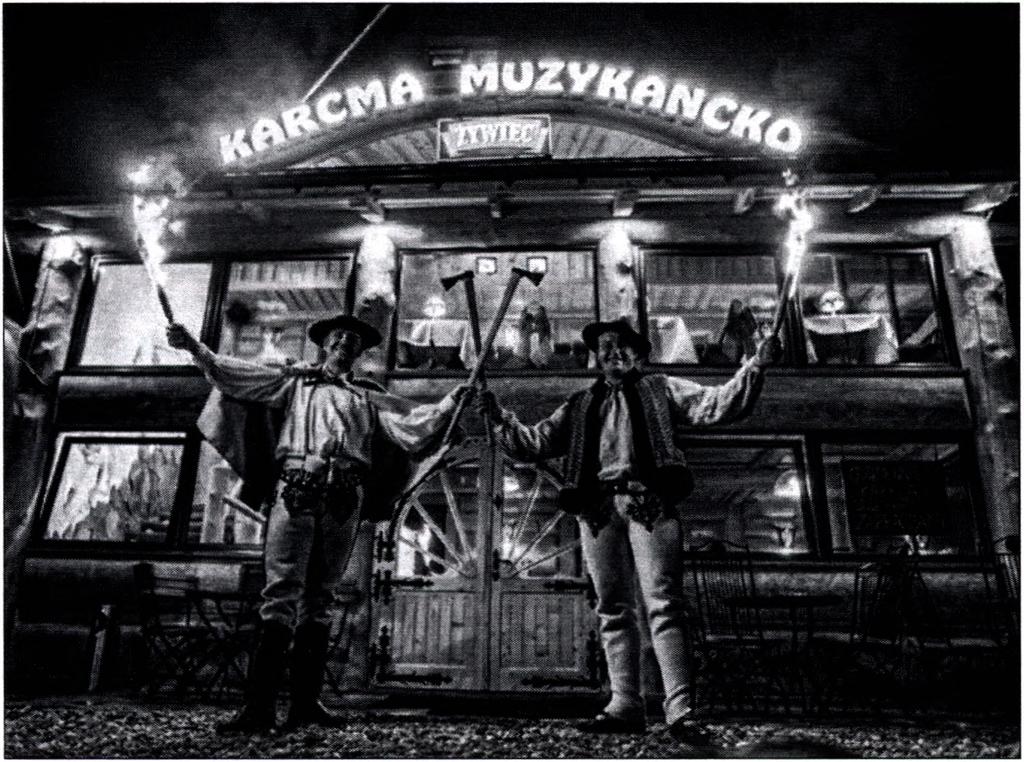 Podczas organizowanych wieczorów muzycznych na żywo występują w niej zarówno znane zespoły z Podhala, z Polski, a także z zagranicy, jak i debiutanci.