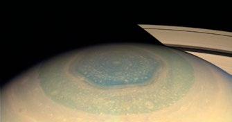 Chmura stratosferyczna nad północnym biegunem księżyca Saturna Tytana jest bardzo podobna do chmur stratosferycznych Ziemi; sonda Cassini po raz pierwszych sfotografowała te chmury w 2006 roku