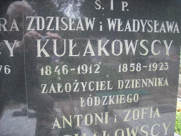 KUŁAKOWSKI ZDZISŁAW (1846 1912), jeden z założycieli i pierwszy wydawca Dziennika Łódzkiego, redaktor odpowiedzialny tej gazety w latach 1884 1886, współpracownik Rozwoju i innych pism; cmentarz