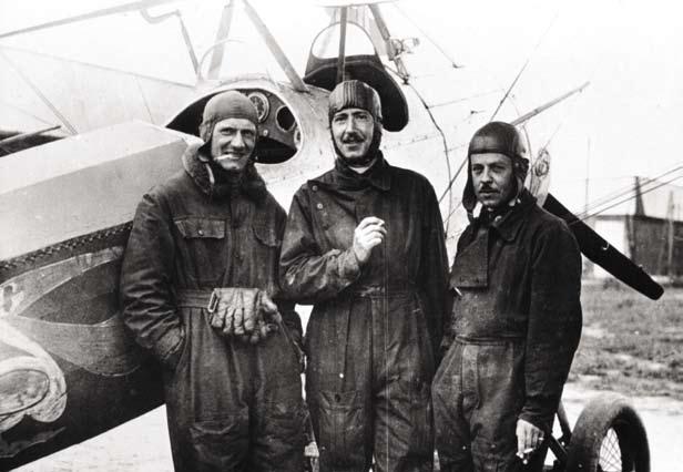 48 Zdjęcie z 1930 r. Centrum Wyszkolenia Oficerów Lotnictwa w Dęblinie. Pierwszy z lewej Janusz Meissner. stopień porucznika pilota. Od 1930 r.