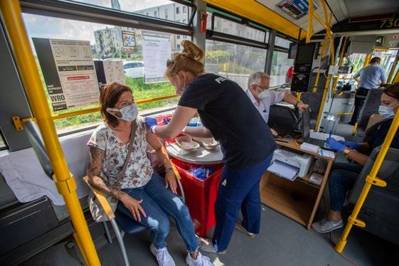 #BądźBezpiecznyWeWrocławiu NR 24 (44) LIPIEC 2021 3 Zaszczep się w autobusie przeciw COVID 19 Przez pierwsze cztery dni działania mobilnego punktu szczepień autobusu MPK zaszczepiło się w nim blisko
