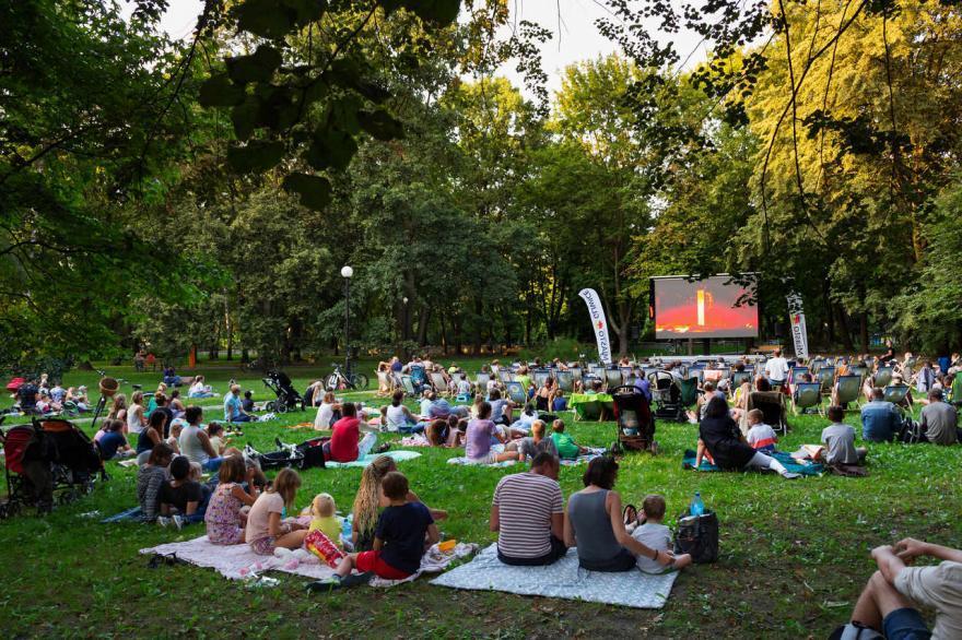 Wraca Kino Plenerowe 4 lipca Wójtowa Wieś, pl. Grunwaldzki 11 lipca Łabędy, boiska przy ul. Piaskowej 18 lipca Wilcze Gardło, Szkoła Podstawowa nr 2 (ul.