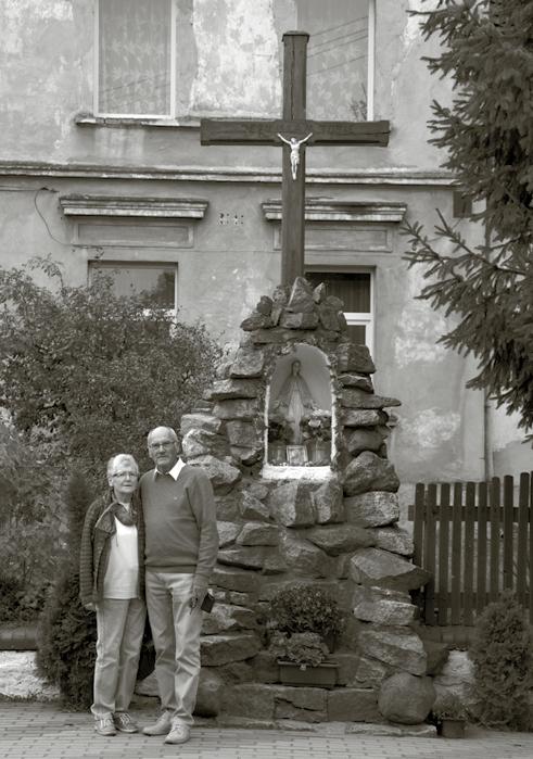 Abb. 1: Margit und Eckhard Hoffmann im September 2015 vor dem 2009 neu erstellten Kreuz in Opoczka (früher Esdorf). Foto: Hans Rombach Die meisten Sprachen erlernte Krebs autodidaktisch, u.a. mit den Selbstlernhilfen des Berliner Verlags Langenscheidt.