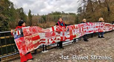 Wpływa na zmianę sytuacji? Myślę, że tak. I podobnie myślało ponad 70 artystek i artystów, którzy podarowali swój skrawek do Wstęgi.