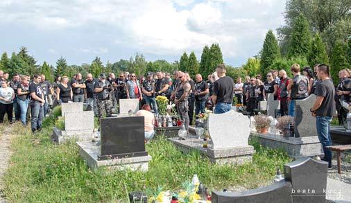 F, ostatecznie zdecydowaliśmy, że najlepiej będzie jak mural Ryszarda Riedla powstanie na jednej ze ścian bloku, w którym mieszkał muzyk.