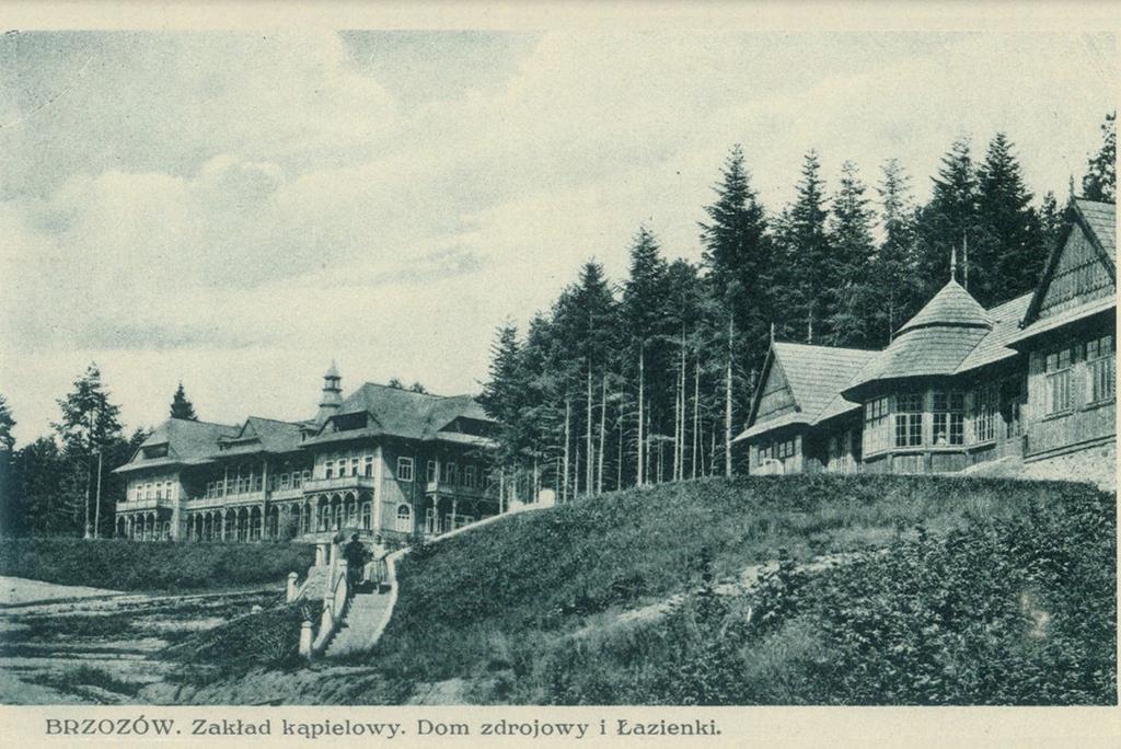 ZAKŁAD ZDROJOWY DIECEZJI PRZEMYSKIEJ W BRZOZOWIE 1927-1948 141 Fotografia 4. Księżówka i łazienki Domu Zdrojowego w Brzozowie. Źródło: Reprodukcja karty pocztowej z 1930 roku.