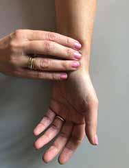 Trzeci krok: Kiedy ręka z kijem zostanie za Tobą, odepchnij się wyraźnie oraz przenieś ciężar ciała na kijek (powyższa czynność spowoduje odciążenia stawów).