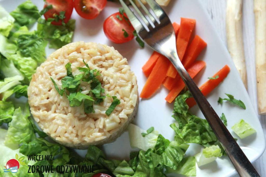 Podwieczorek Garść migdałów (174 kcal) Kolacja Sałatka z fasolką i rzodkiewkami (227 kcal): garść zielonej fasolki szparagowej (100 g) 0,5 główki sałaty rzymskiej 6 szt wybranych oliwek bez