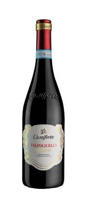 31 WINO CASALFORTE CORVINA 2019 ROSSO VERONESE IGT Urzeka nutami ciemnych owoców: wiśni, jagód i śliwek przełamanych łagodną wanilią pochodzącą od beczki.