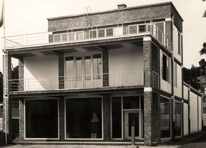 13. Brno, tereny trgowe, Cfe -Kino, proj. Emil Králìk, 1928, dwniej otwrt loggi ściny południowo-wschodniej; oryginlny porysowny tynk typu BŘIZOLIT (fot. Ivo Hmmer 2005) 13.