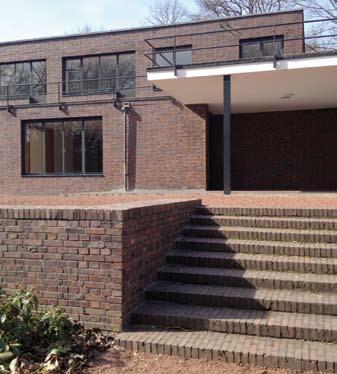 4. Krefeld, Dom Esters, fsd południow ze schodmi ogrodowymi, proj. Ludwig Mies vn der Rohe, 1928-1930; ) zdjęcie: Hitchcock-Johnson 1932, s.