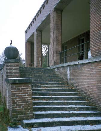 odroiną ceglnego pyłu). Fsd domu Moslerów w Poczdmie-Neuelsergu (1924-1926) skłd się z cegieł z elementmi trwertynu.
