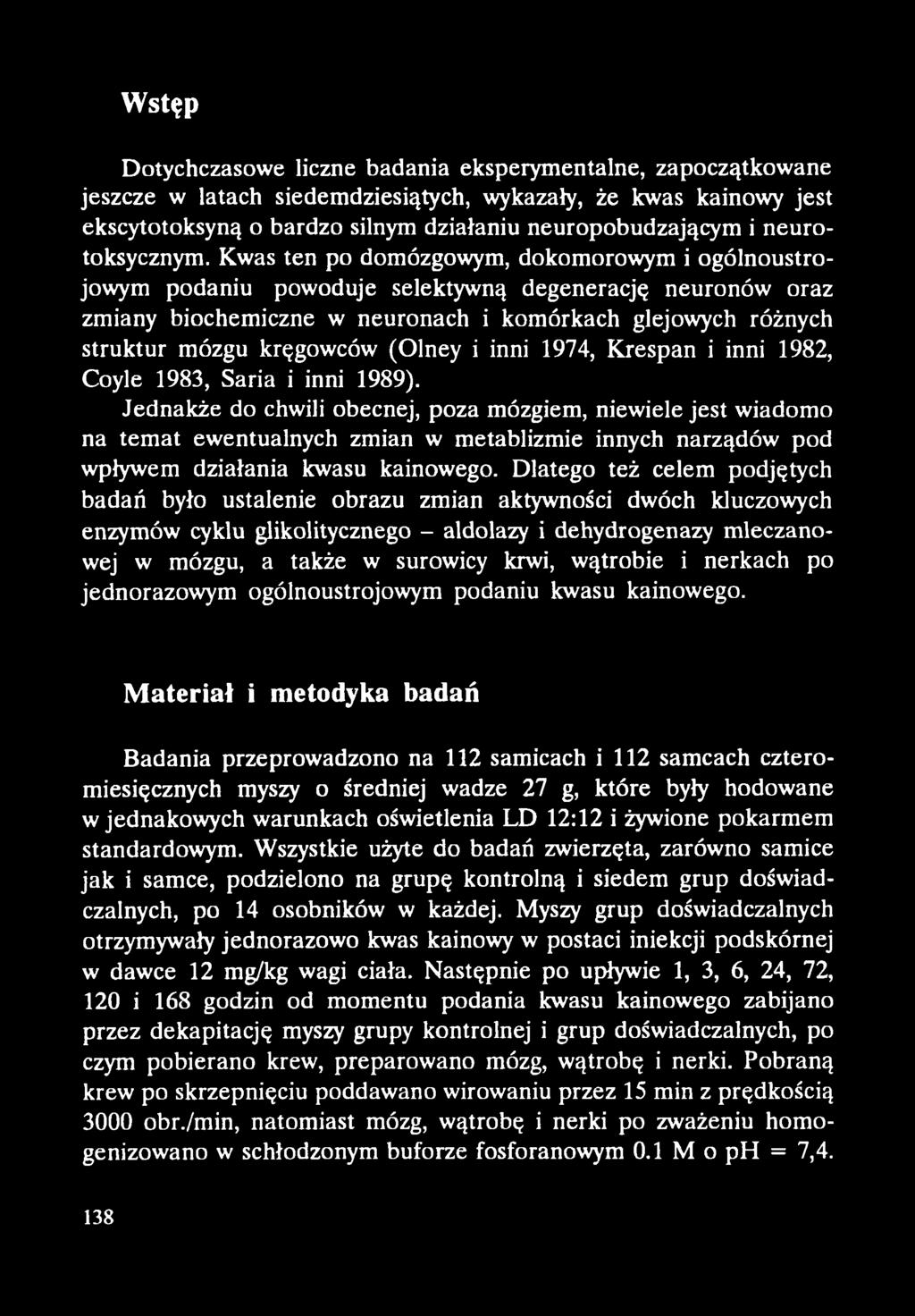 Kwas ten po domózgowym, dokomorowym i ogólnoustrojowym podaniu powoduje selektywną degenerację neuronów oraz zmiany biochemiczne w neuronach i komórkach glejowych różnych struktur mózgu kręgowców