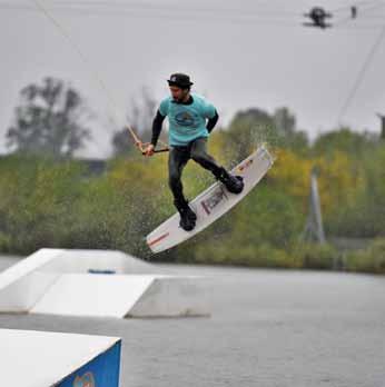 W Mistrzostwach uczestniczyli też reprezentanci Wake Family Brwinów. Tomasz Gajewski zajął III miejsce w zawodach wakeskate. Tuż za podium był Maciej Bonder (wakeboard, 40+). fot.