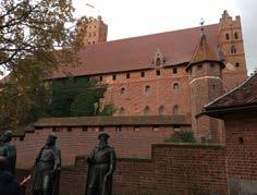 Zdaniem radiestetów i wielbicieli zjawisk paranormalnych energia skumulowana w kręgach ma właściwości uzdrawiające, więc tym chętniej korzystaliśmy z możliwości przebywania w tym miejscu.
