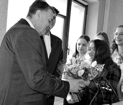 Oświadczenie w sprawie Ukrainy i nagrody dla zdolnej młodzieży Gminni radni oraz zaproszeni na obrady goście 18 mar - ca b.r. bardzo uroczyście rozpoczęli XLVI Se sję Ra dy Gminy Mszana Dolna.