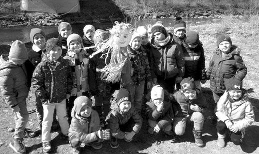 Wiosna zawitała do kasinczańskiego przedszkola Dzieci z przedszkola w Zespole Placówek Oświatowych w Kasince Małej z radością świętowały powitanie wiosny.