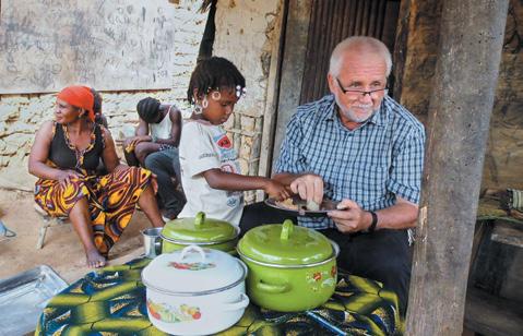 O. Józef Mazur SVD na obiedzie po Mszy św. w Puth Town, Liberia Józef Mazur SVD Zarazić świętością Kto to jest święty?