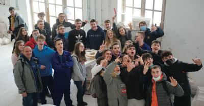 Drewniane ramię triskiela stworzone zostało przez uczniów ZS w Lubawie, ramię z granitu - przez uczniów ze szkoły Lycée professionnel Jean Monnet w Quintin, Francja, zaś ramię z białego kamienia -